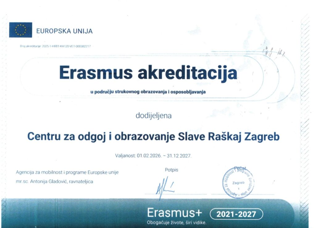 Centru Slave Raškaj dodijeljena Erasmus akreditacija u području strukovnog obrazovanja i osposobljavanja
S velikim ponosom dijelimo vijest da je Centru Slave Raškaj, od strane Agencije za mobilnost i programe Europske unije, dodijeljena Erasmus akreditacija u području strukovnog obrazovanja i osposobljavanja za razdoblje od 1. veljače 2026. do 31. prosinca 2027. godine.
Ova akreditacija predstavlja iznimno priznanje kvaliteti našeg rada, dugoročnoj viziji razvoja škole te predanosti uključivanju naših učenika u europske obrazovne procese. Ona nam omogućuje stabilno, kontinuirano i strateško sudjelovanje u Erasmus mobilnostima, jačanje stručnih i životnih kompetencija učenika i djelatnika te daljnje otvaranje naše škole prema međunarodnoj suradnji.
Posebno smo ponosni na naše učenike, koji svojim znanjem, vještinama i samopouzdanjem uspješno prezentiraju sve što su naučili tijekom sudjelovanja u inozemnim aktivnostima u okviru Erasmus mobilnosti. Njihov napredak i osobni razvoj najbolja su potvrda vrijednosti ovih projekata.
S posebnim zadovoljstvom prisjećamo se i trenutaka kada smo u našoj školi ugostili sudionike međunarodnog projekta IDEAS, čime smo dodatno obogatili našu školsku zajednicu razmjenom iskustava, ideja i kulture. Kako je to izgledalo, možete pogledati u priloženom videu.
Veselimo se novim izazovima, suradnjama i iskustvima te se s velikom motivacijom pripremamo za nove Erasmus projektne avanture koje su pred nama.